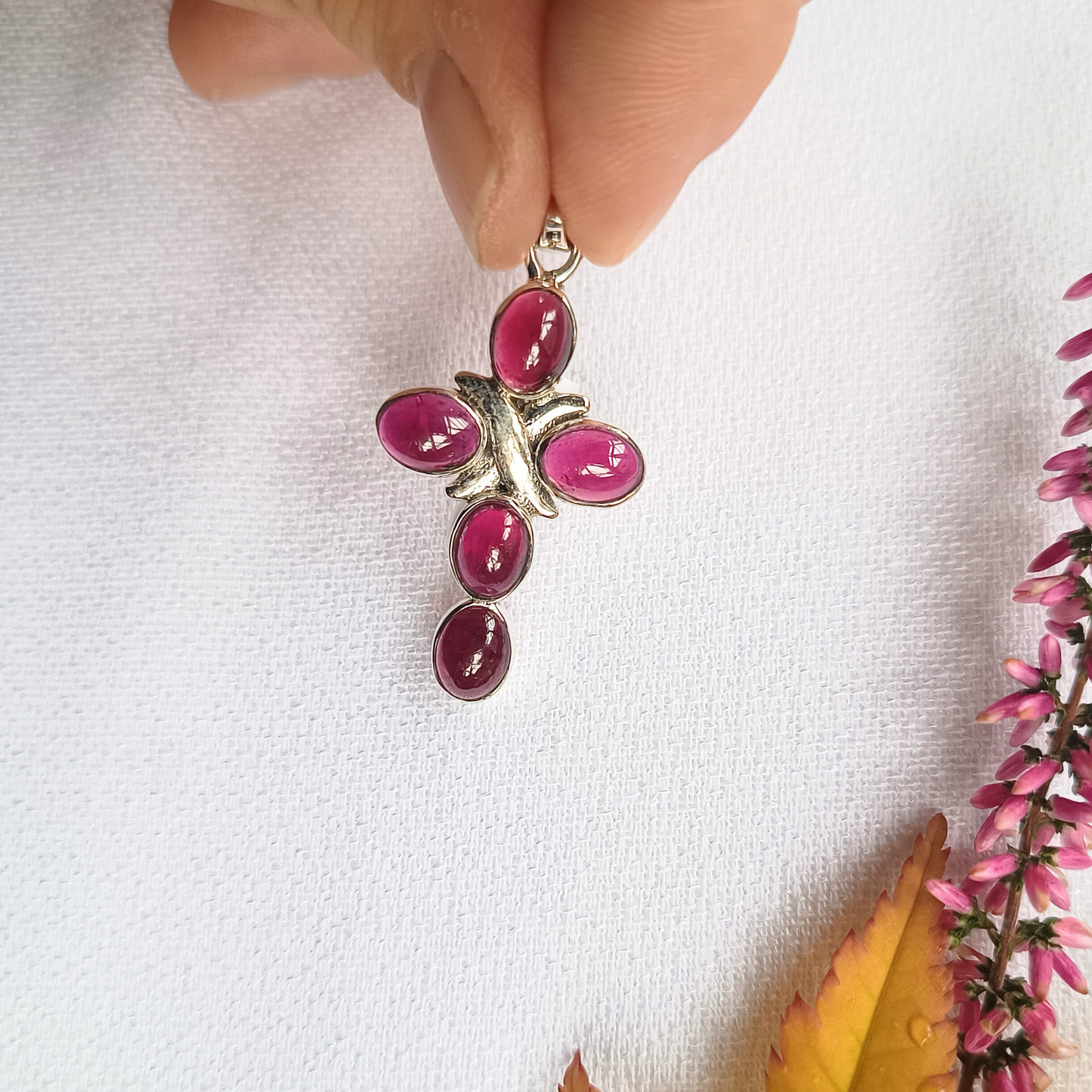 Kreuz Anhänger mit ovalen Granaten