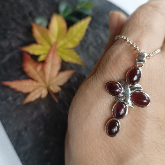 Kreuz Anhänger mit ovalen Granaten