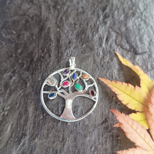 Anhänger Lebensbaum mit neun ovalen Steinen
