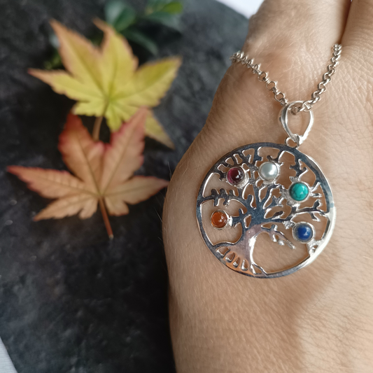 Anhänger Lebensbaum mit fünf runden Edelsteinen