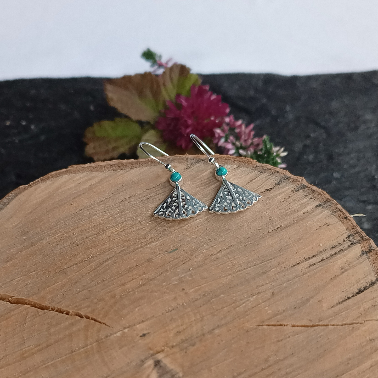 Ohrhänger mit einer Türkiskugel und Fächer