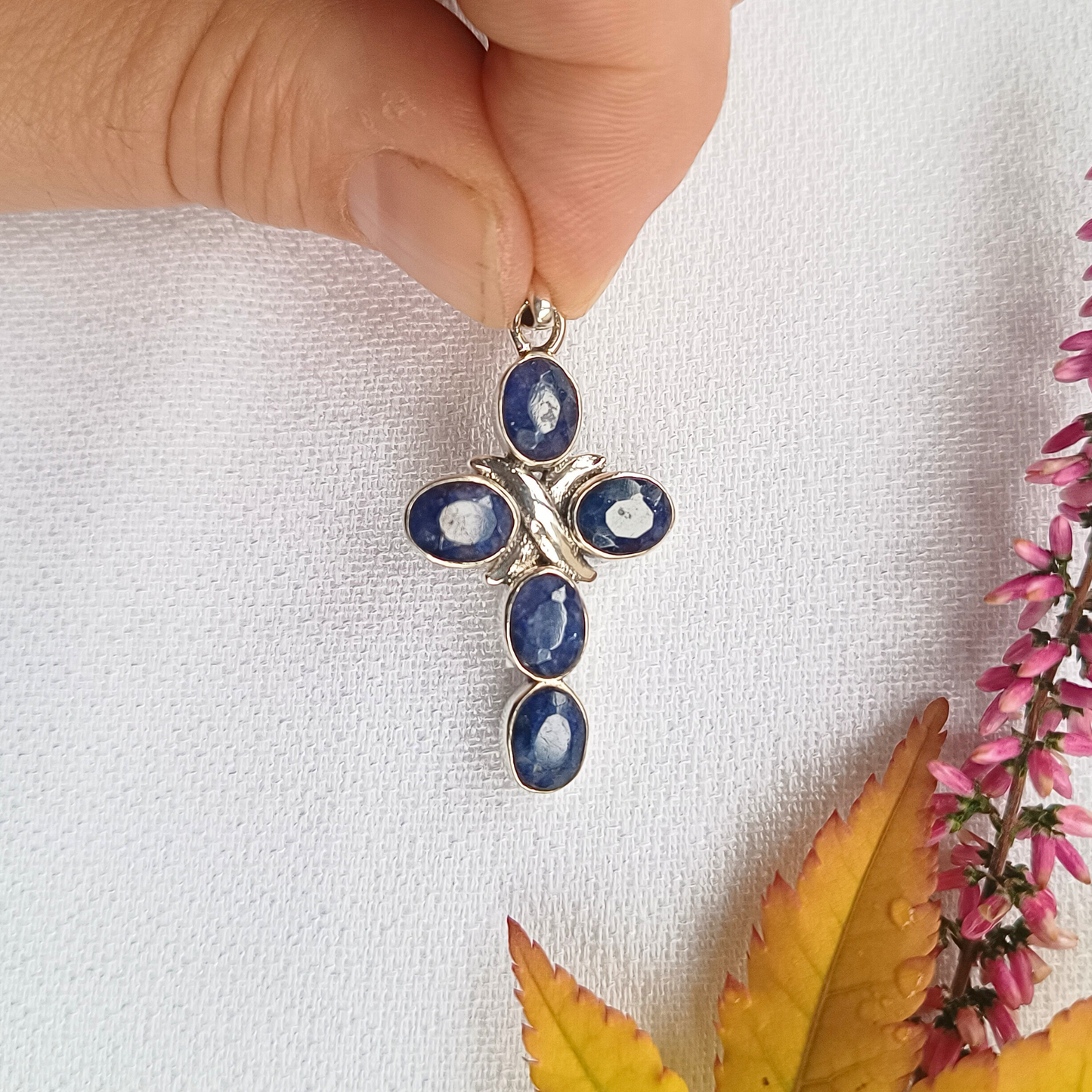 Kreuz mit facettierten Lapis Lazuli