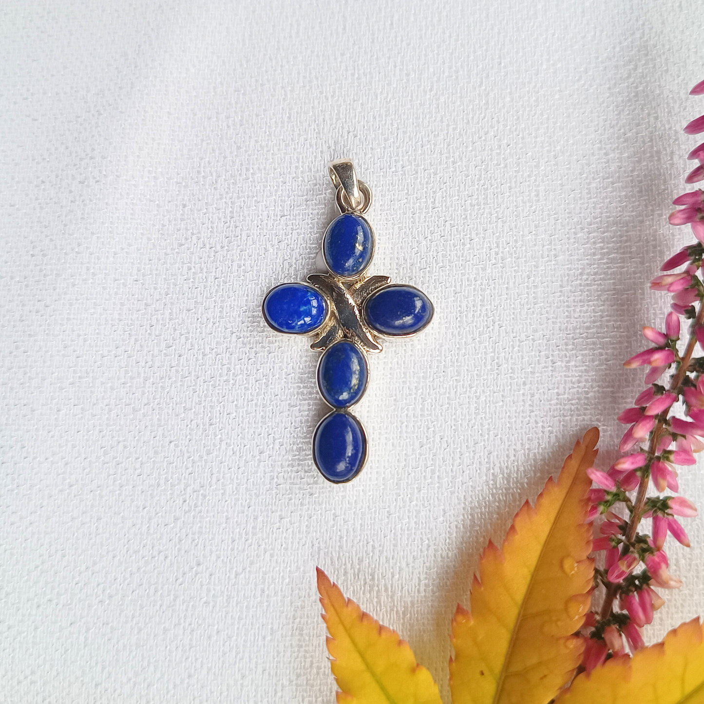 Kreuzanhänger mit Lapis Lazuli Cabochons