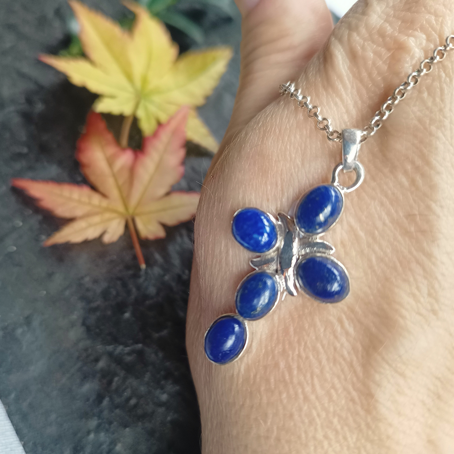 Kreuzanhänger mit Lapis Lazuli Cabochons