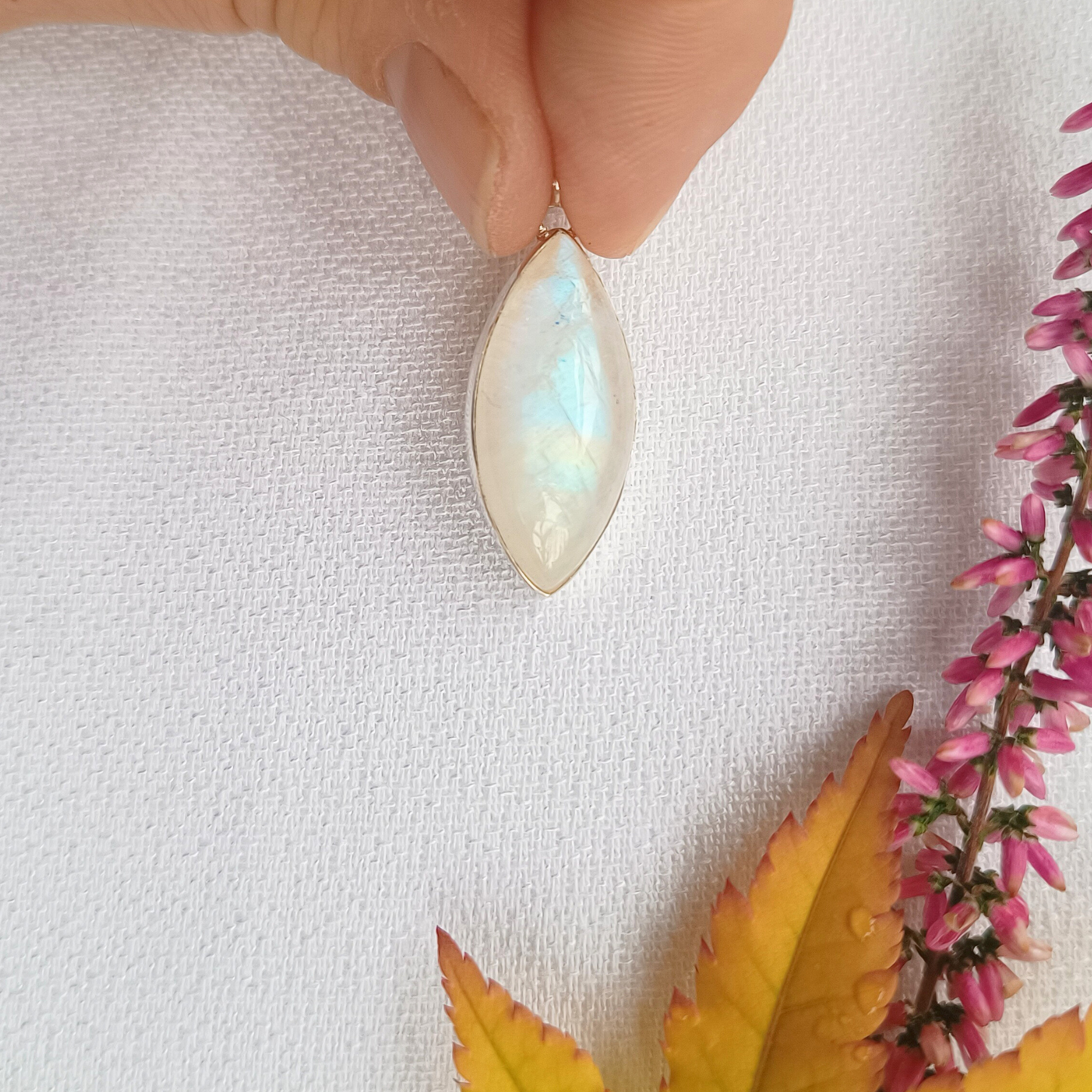 Regenbogen Mondstein Anhänger in Navetteform