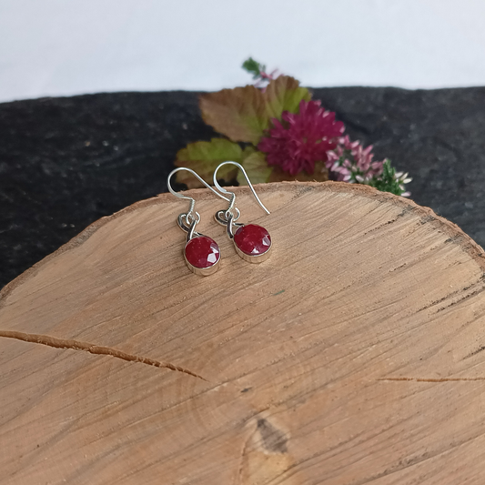 Rubin-Ohrhänger in gedrehter Silberfassung