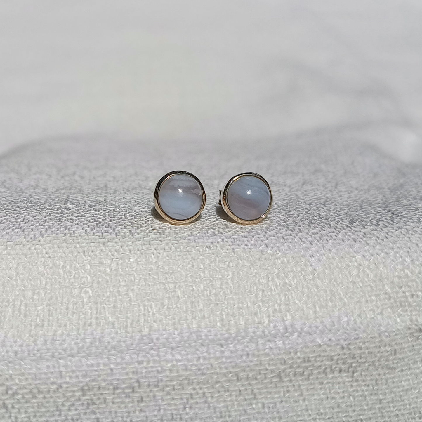 Chalcedon Ohrstecker rund