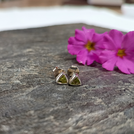 Peridot Ohrstecker dreieckig facettiert