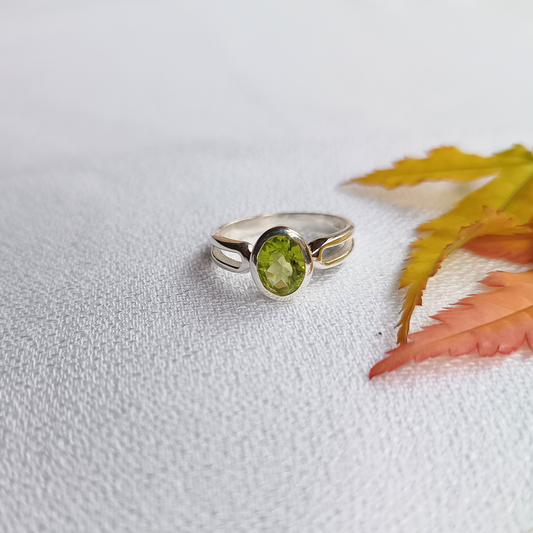 Peridot-Ring oval Gr. 54