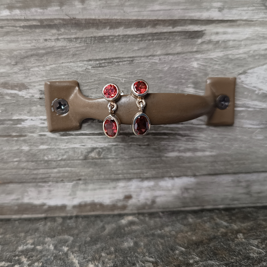 Granat Ohrstecker zweiteilig facettiert