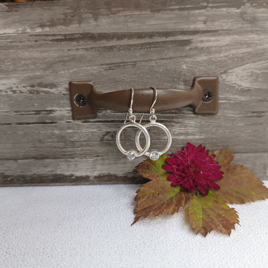 Silber Creolen mit facettiertem Bergkristall