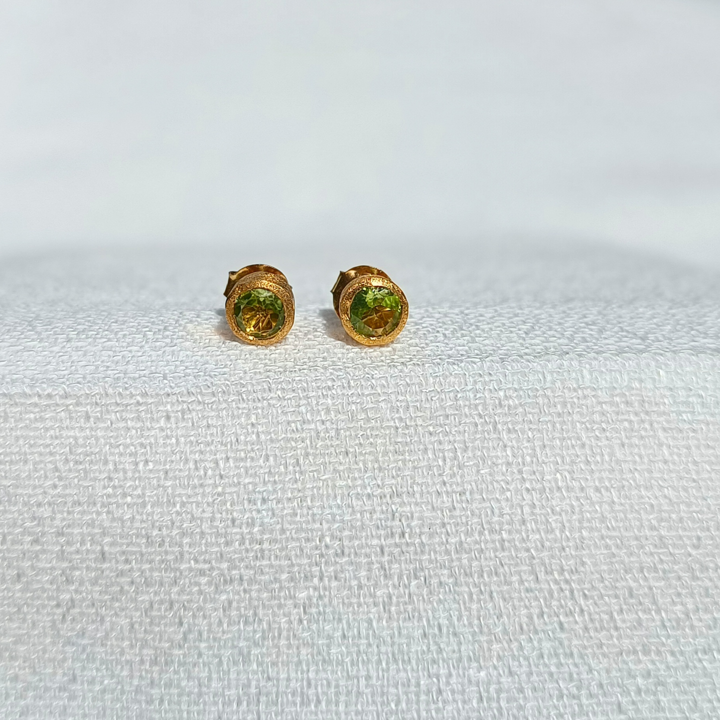 Peridot Ohrstecker rund vergoldet