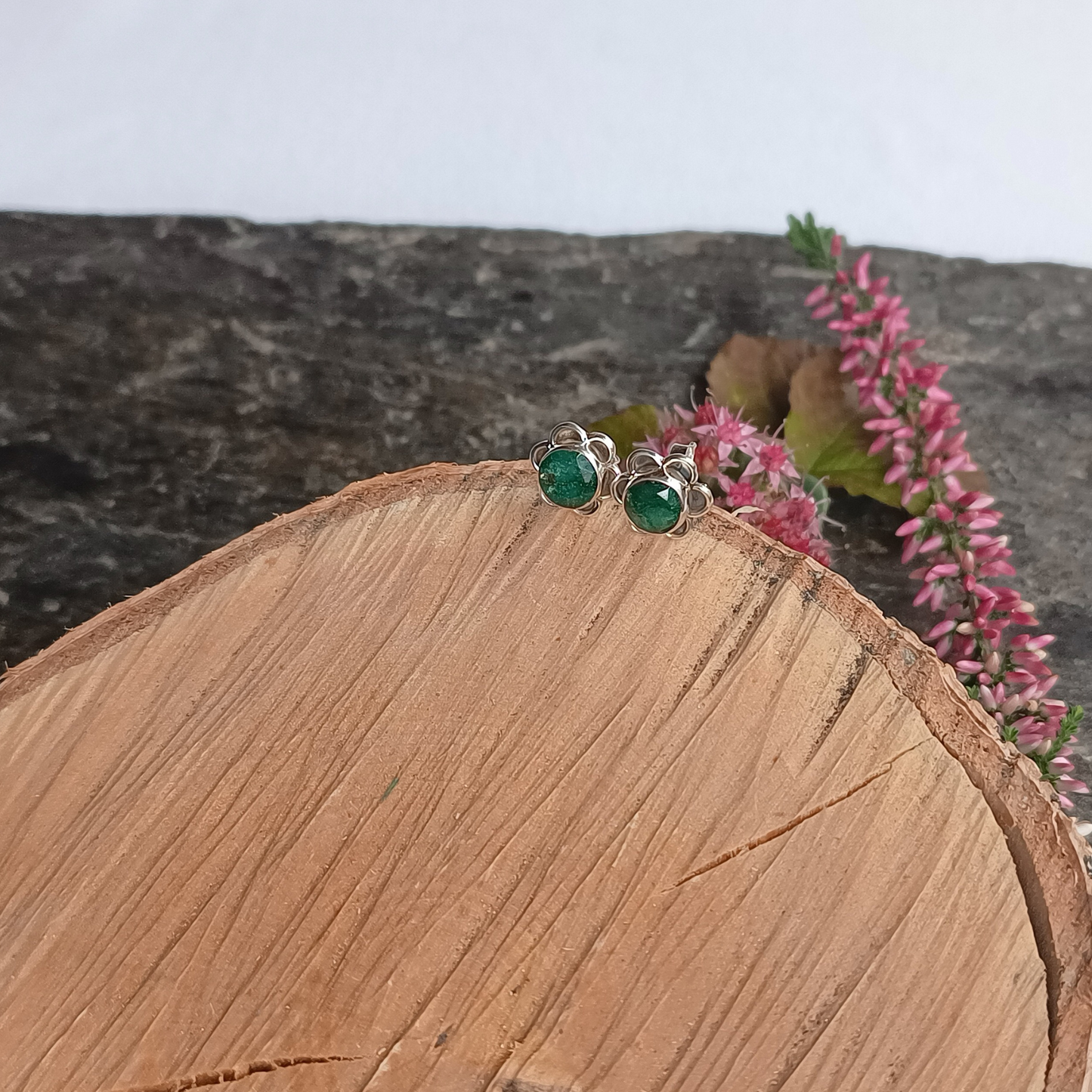 Ohrstecker mit facettiertem Smaragd