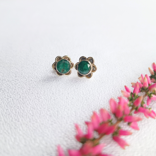 Ohrstecker mit facettiertem Smaragd