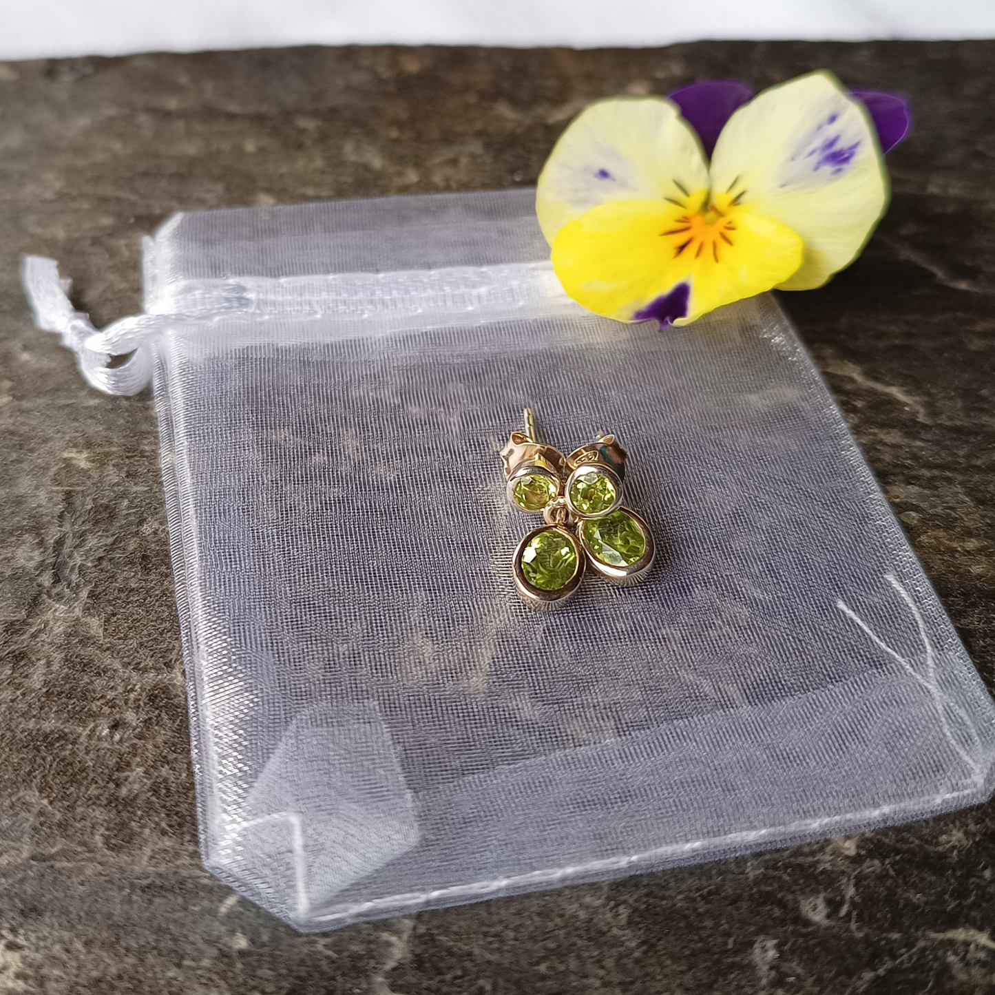 Peridot Ohrstecker zweiteilig facettiert