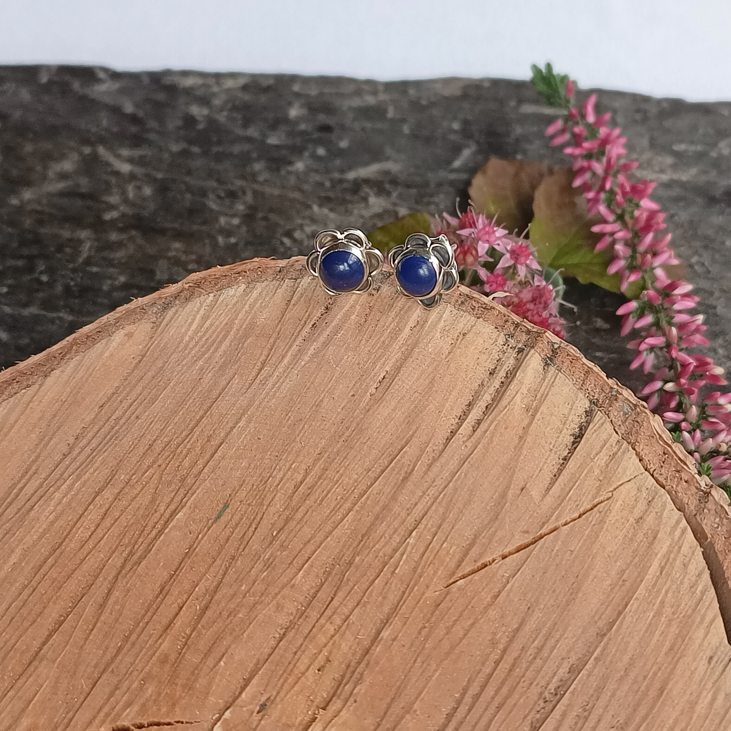 Blumenförmige Ohrstecker mit Lapis Lazuli
