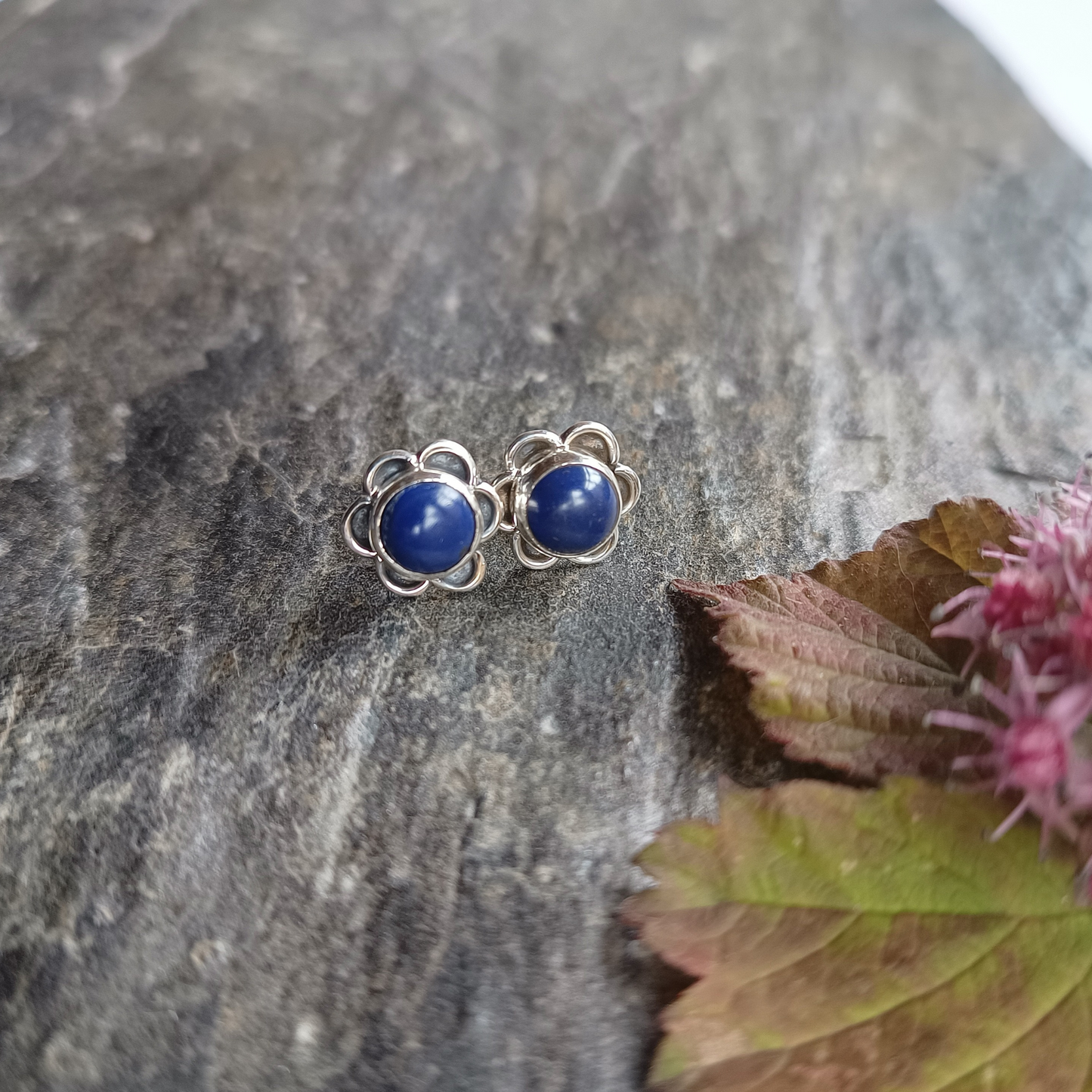 Blumenförmige Ohrstecker mit Lapis Lazuli