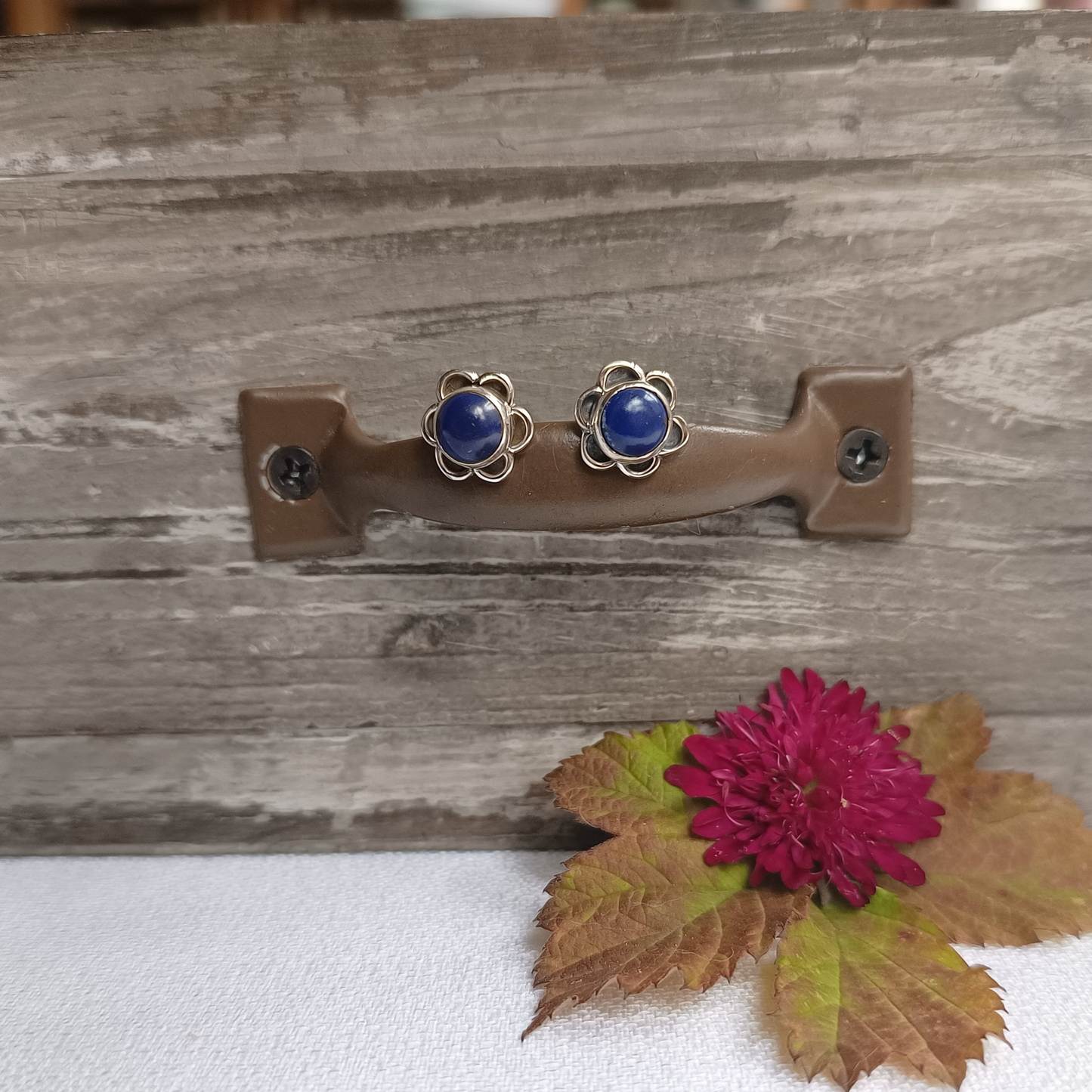 Blumenförmige Ohrstecker mit Lapis Lazuli