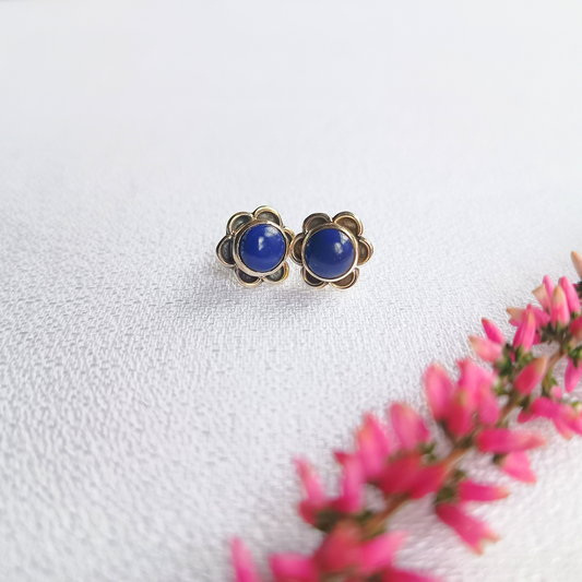 Blumenförmige Ohrstecker mit Lapis Lazuli