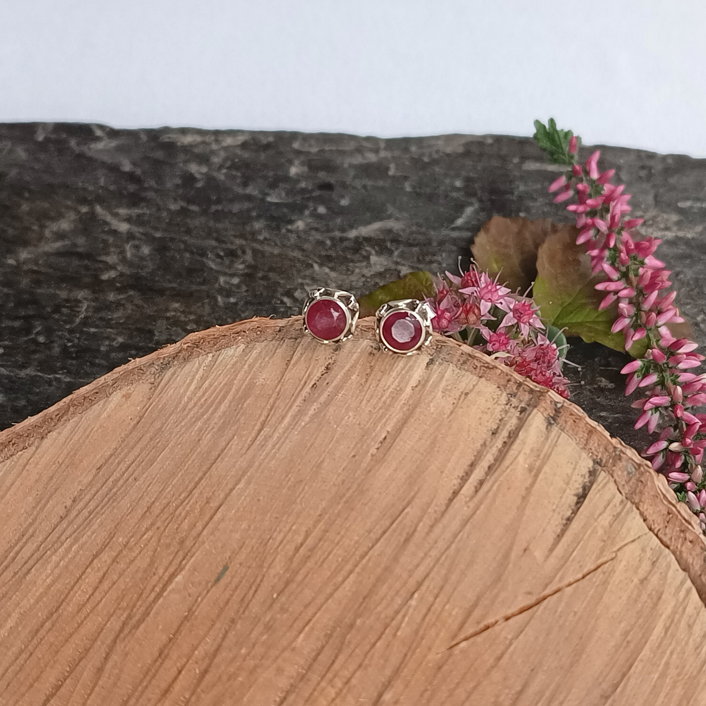 Ohrstecker mit facettierten Rubinen
