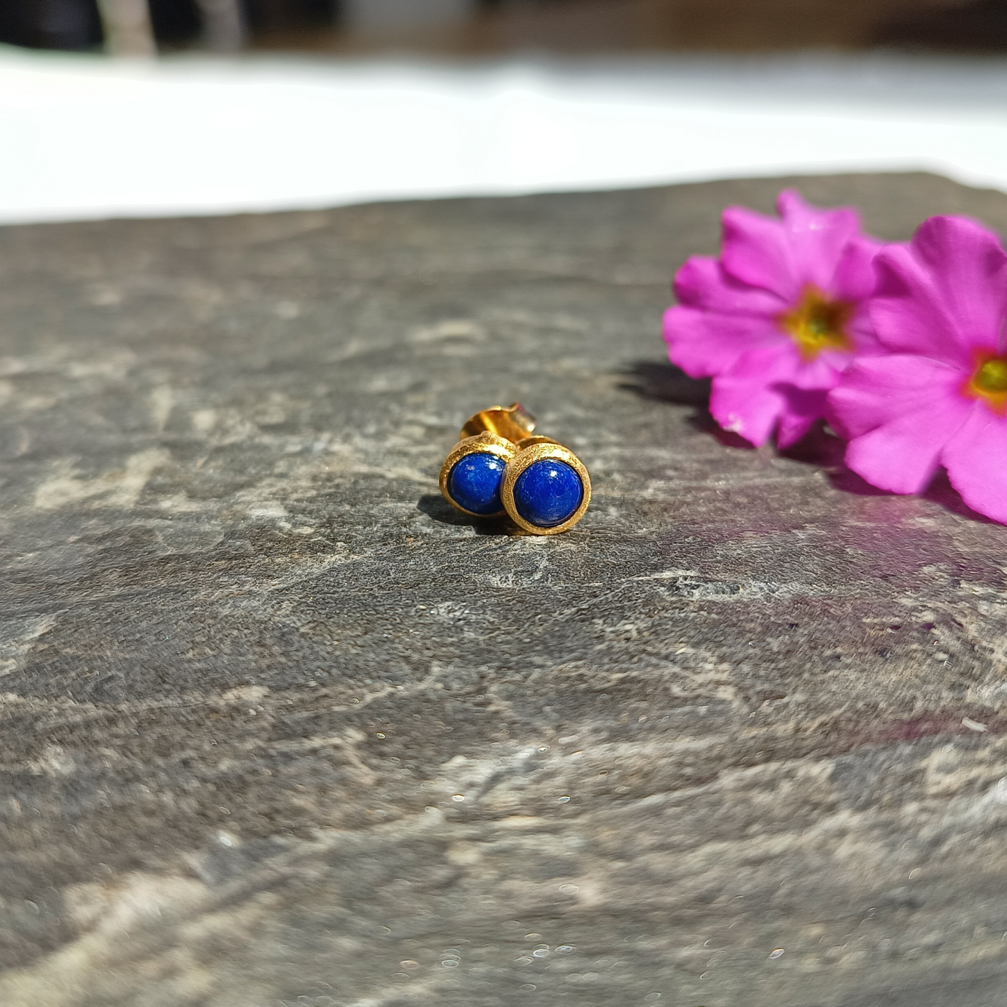 Lapis Lazuli Ohrstecker rund vergoldet