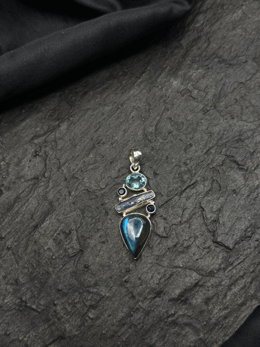 Anhänger mit vier verschiedenen Edelsteinen