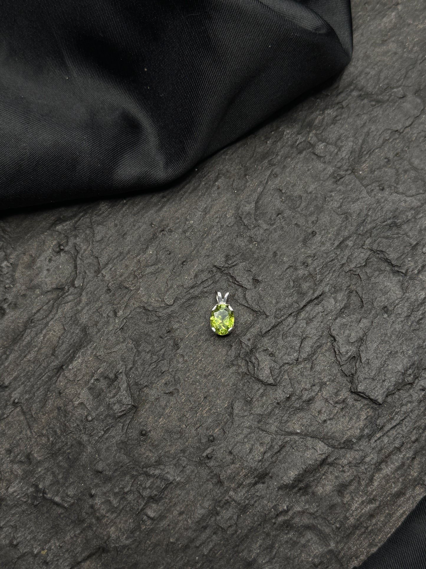 Peridot Anhänger, oval, facettiert