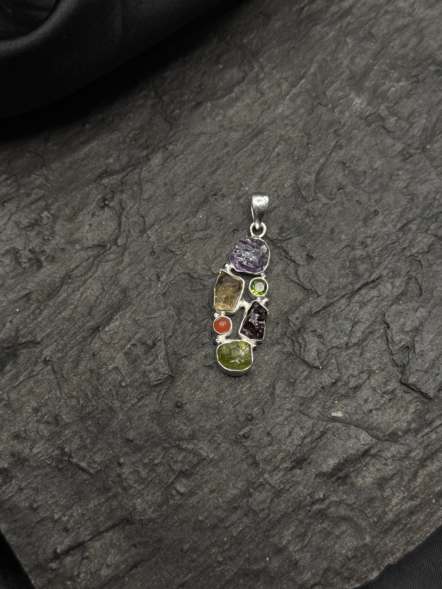 Bunter Anhänger mit fünf verschiedenen Steinen