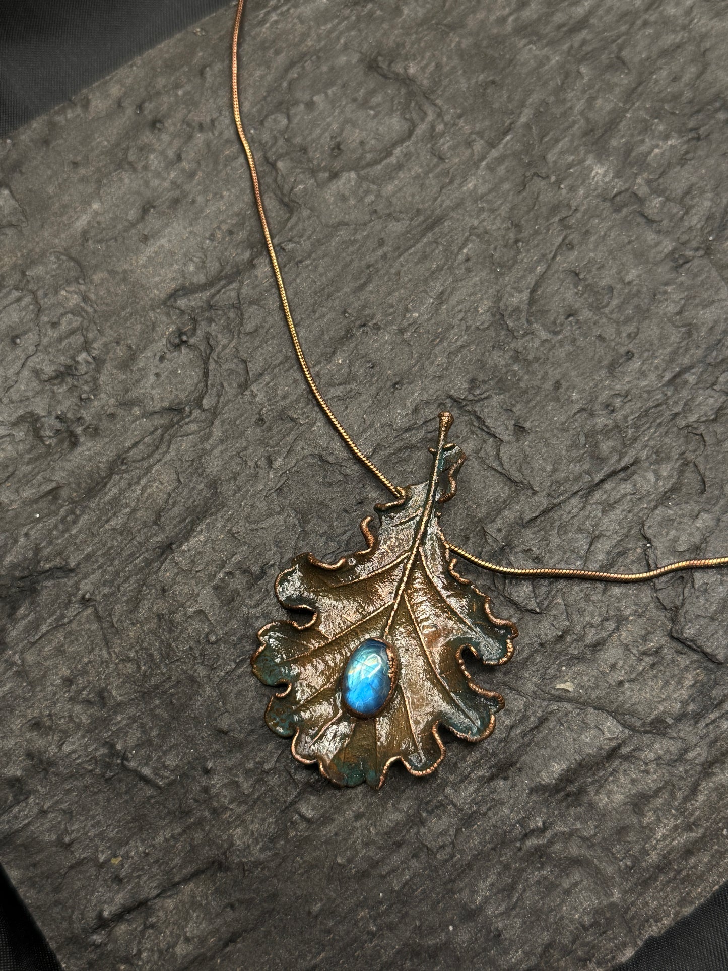Eichenblatt Anhänger mit einem Labradorit