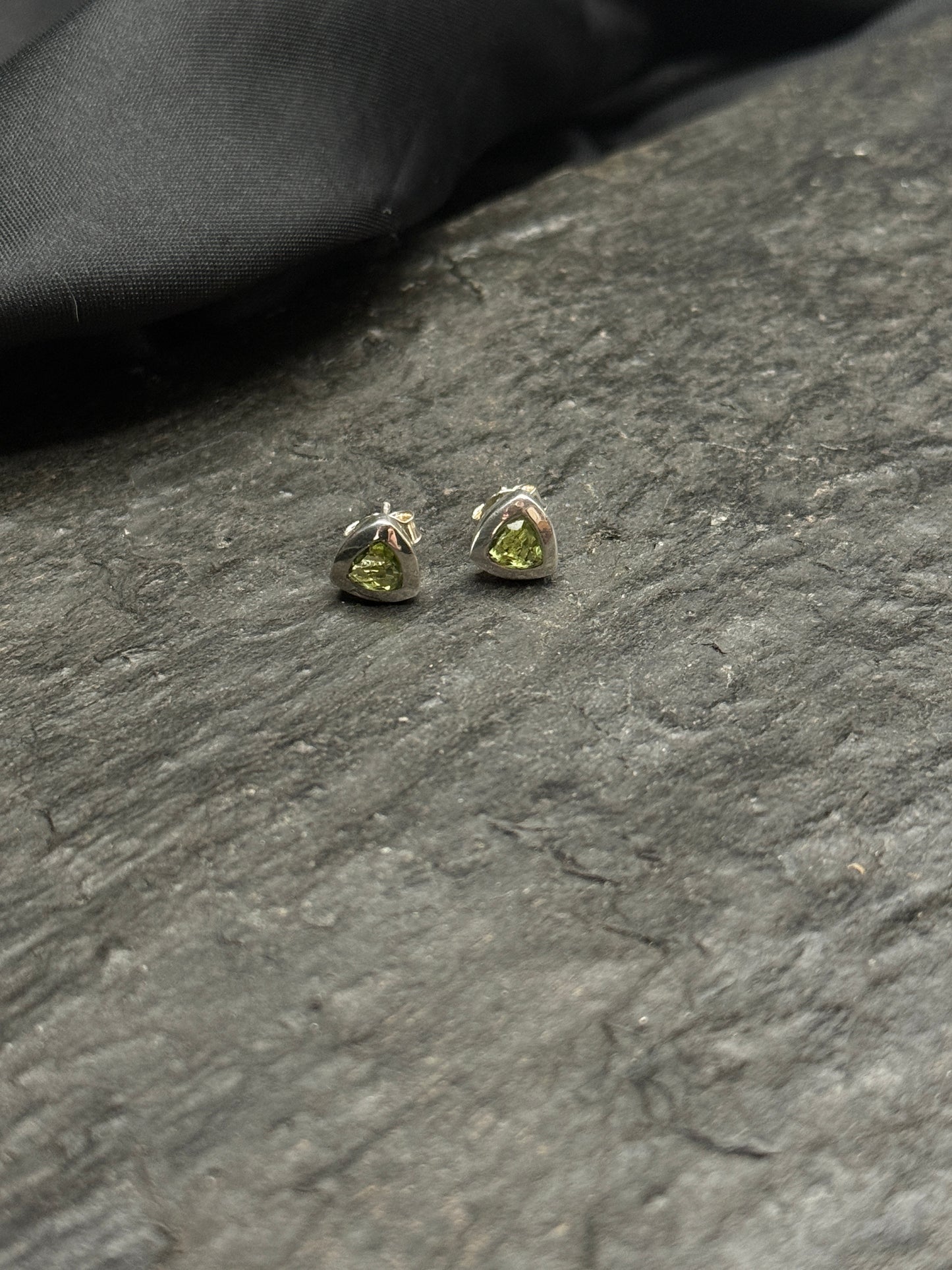 Peridot Ohrstecker dreieckig facettiert