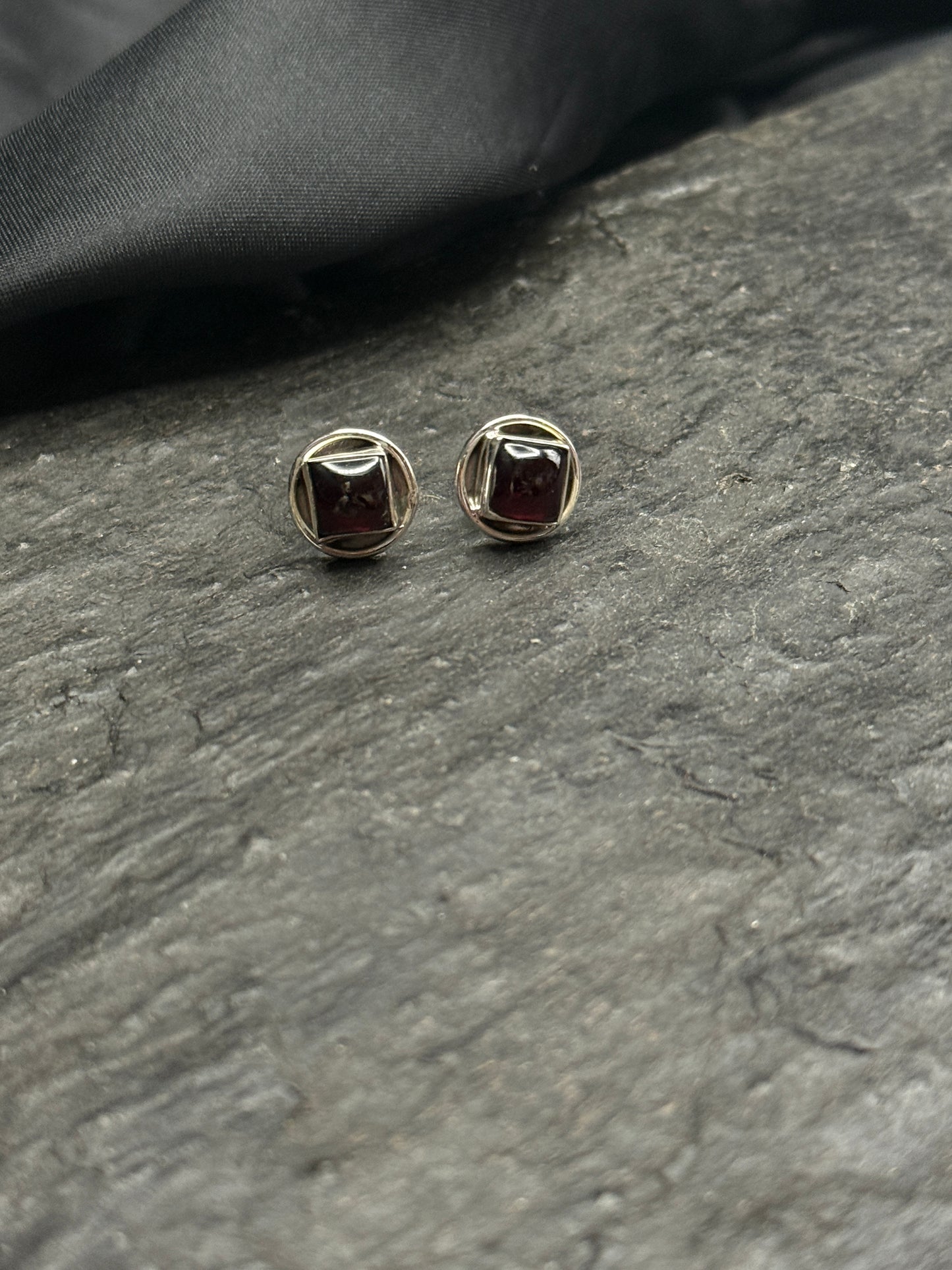 Granat-Ohrstecker viereckig in Silberfassung - Scholz GmbH