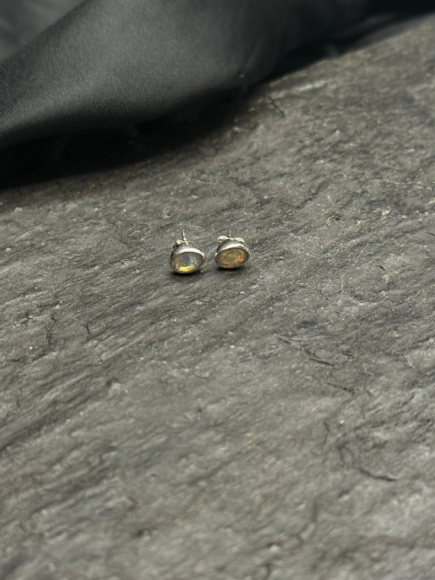 Opal Ohrstecker in Silberfassung