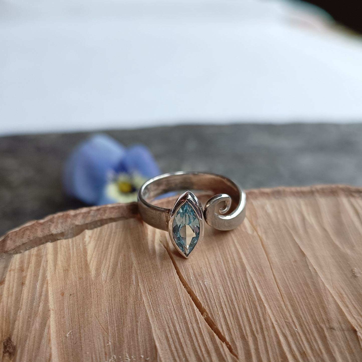 Topas-Ring, navette, facettiert, Gr. 57