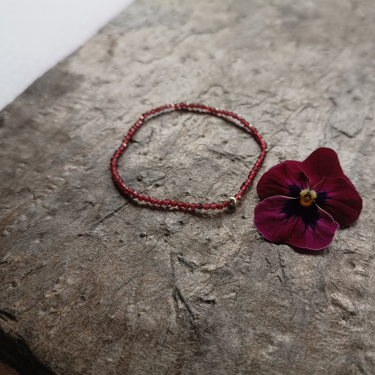 Granat Armband Kugeln, facettiert Ø 2mm