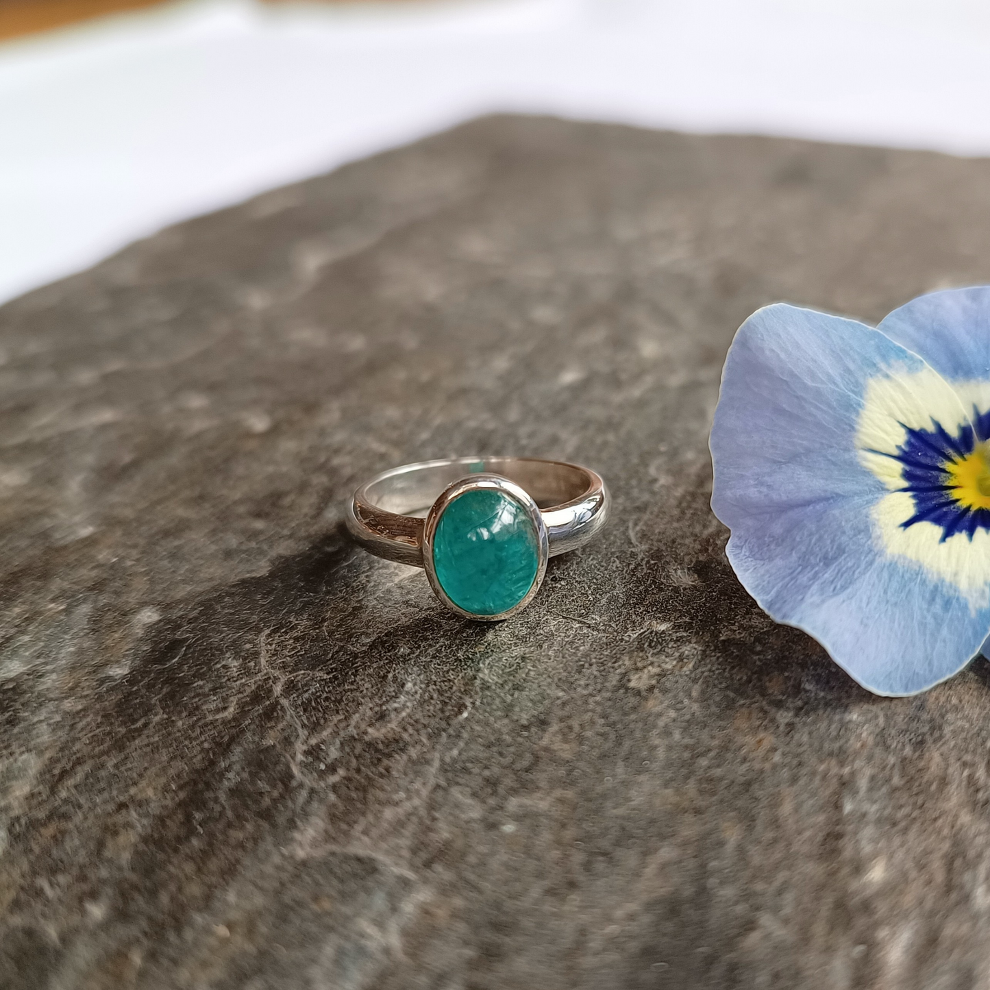 Apatit-Ring, oval, Cabochon, Gr. 54