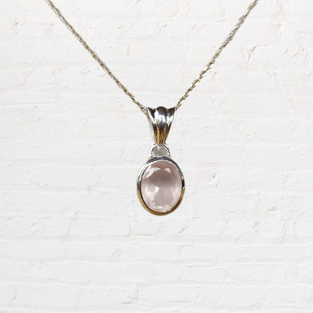 Rosenquarz-Anhänger in Silberfassung