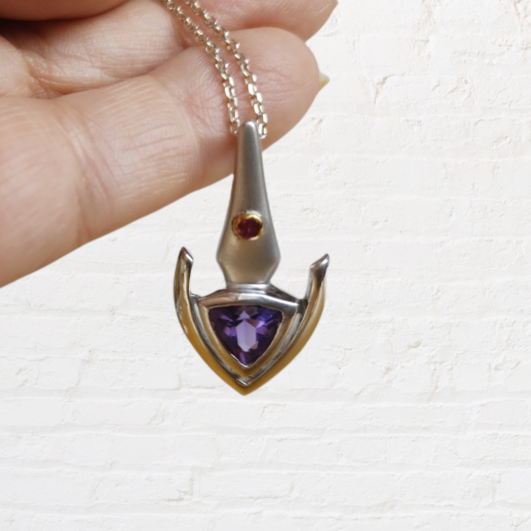 Dreieckiger Amethyst-Anhänger