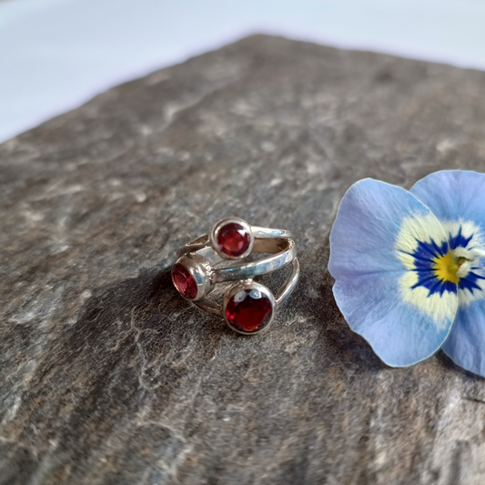 Granat-Ring, drei Steine, facettiert, rund, Gr. 56