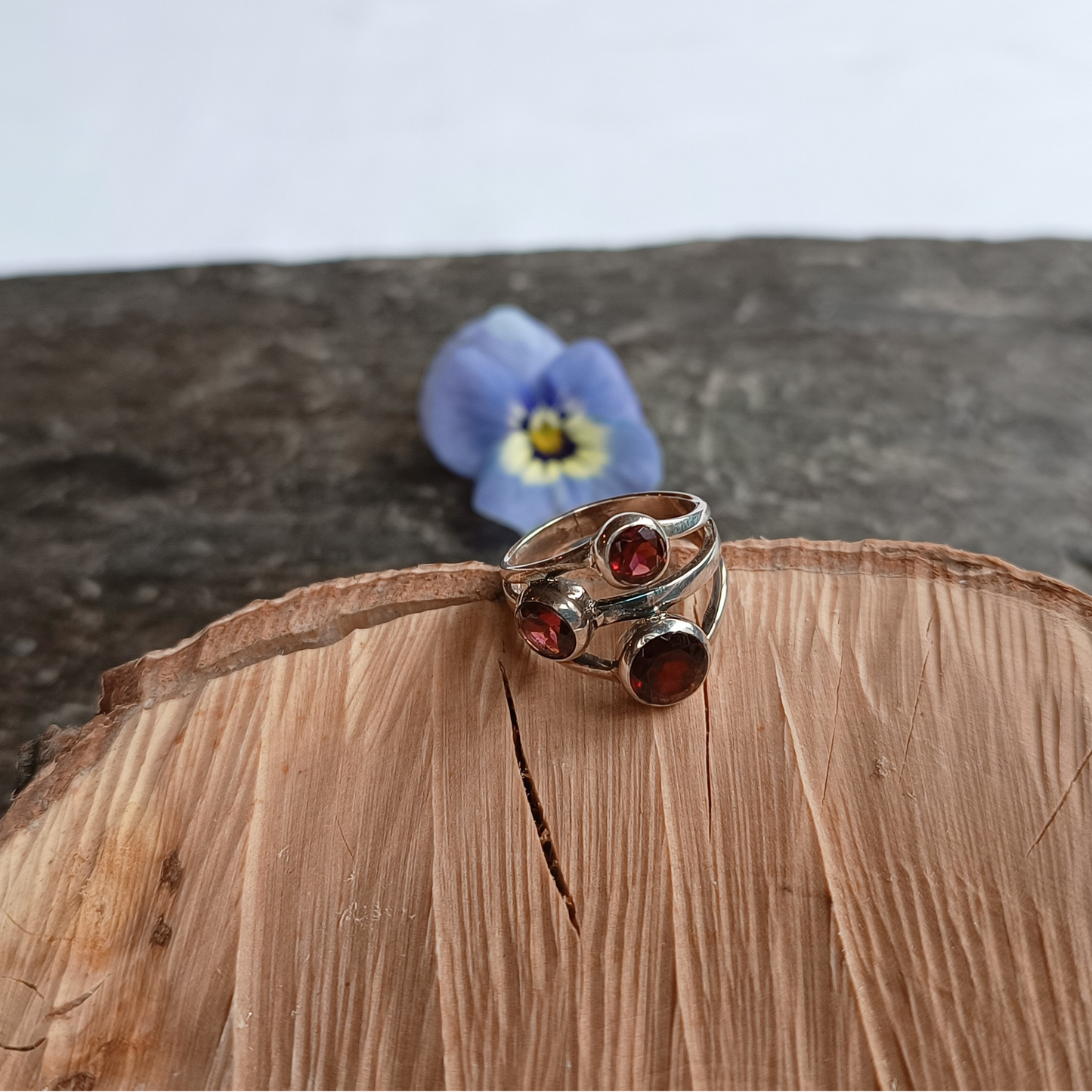 Granat-Ring, drei Steine, facettiert, rund, Gr. 56