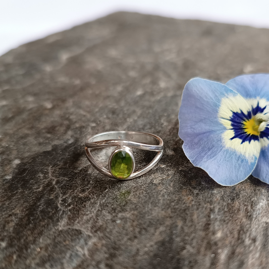 Peridot-Ring, oval, facettiert, Gr. 55