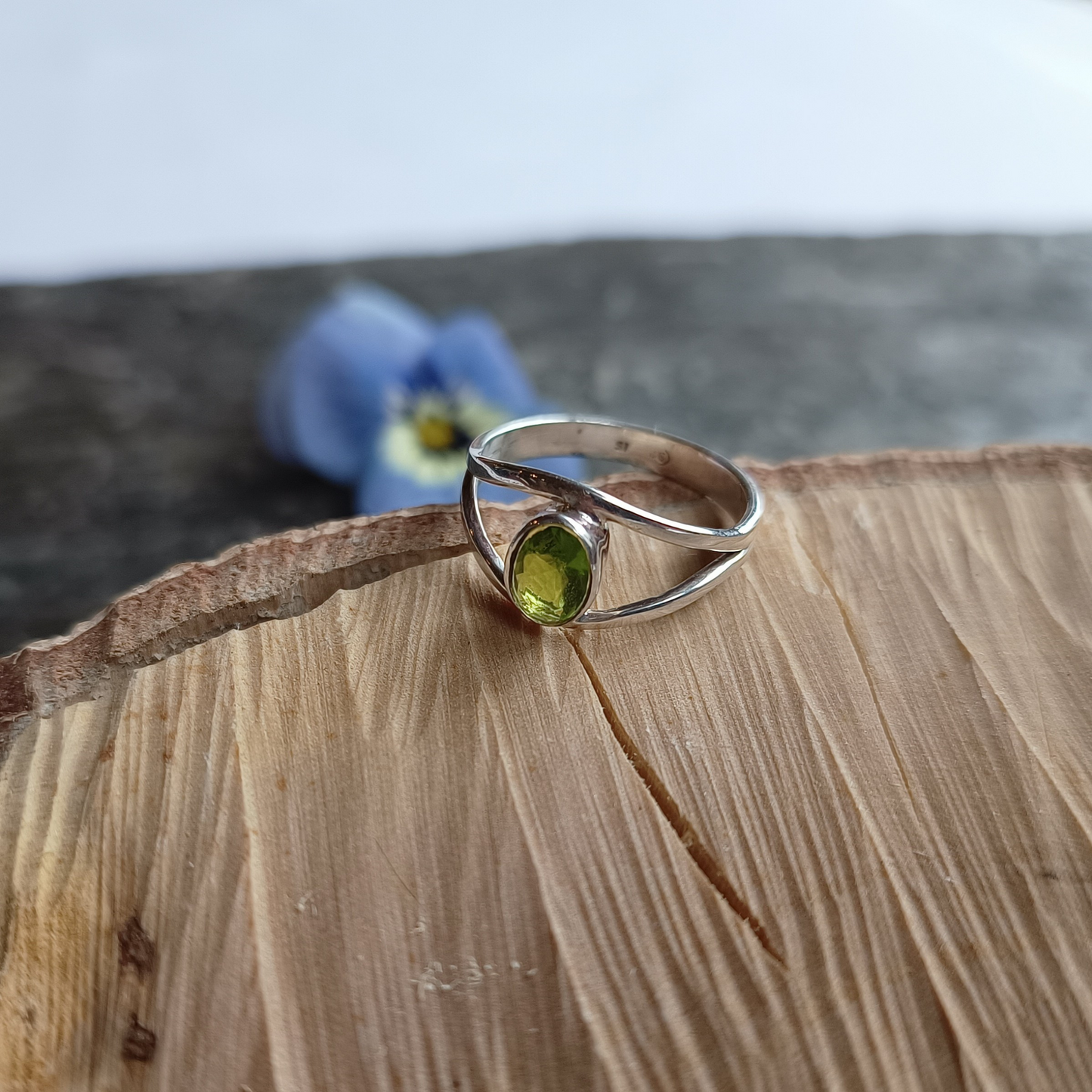 Peridot-Ring, oval, facettiert, Gr. 55
