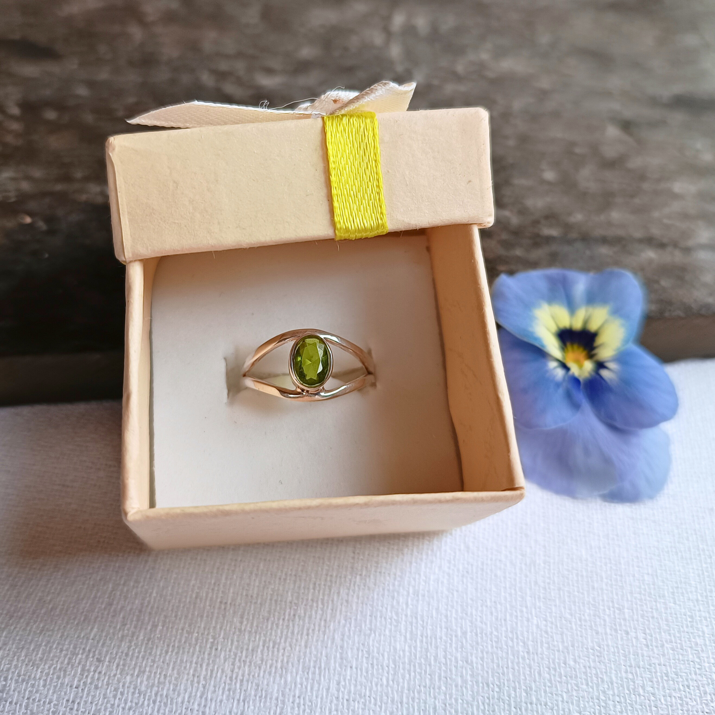 Peridot-Ring, oval, facettiert, Gr. 55