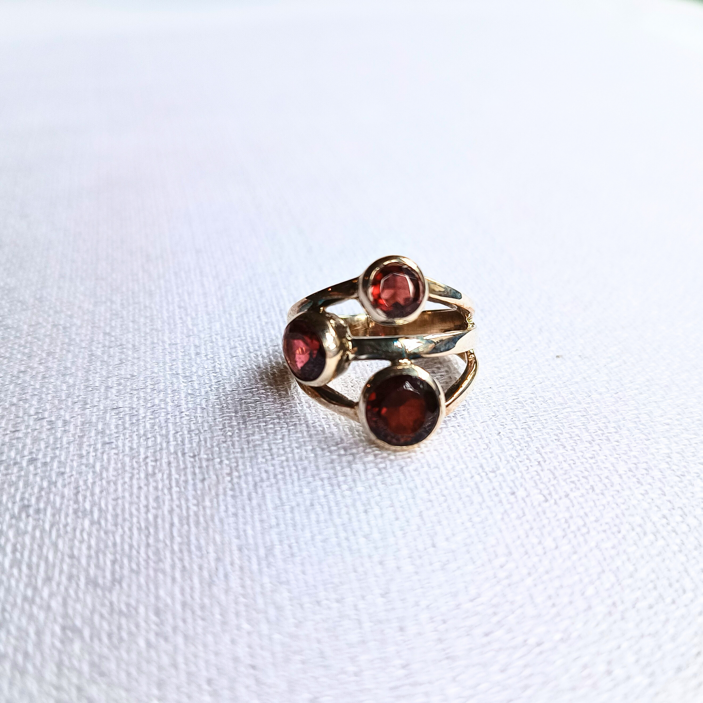 Granat-Ring, drei Steine, facettiert, rund, Gr. 56
