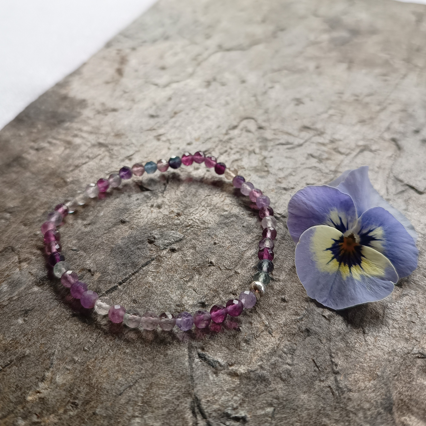 Fluorit Armband, Regenbogen, Kugeln, facettiert Ø 4mm