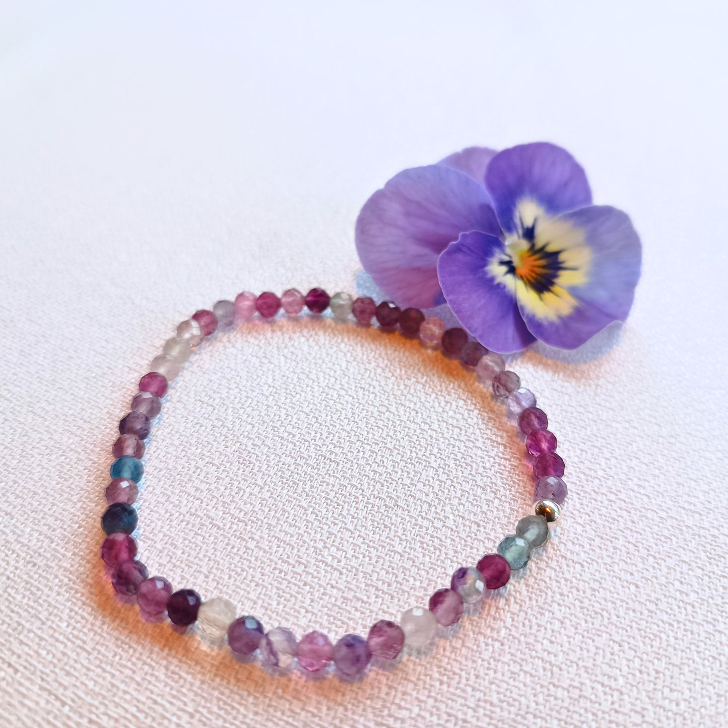 Fluorit Armband, Regenbogen, Kugeln, facettiert Ø 4mm