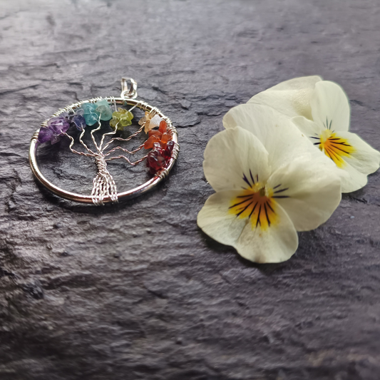 Lebensbaum mit Chakrensteinen