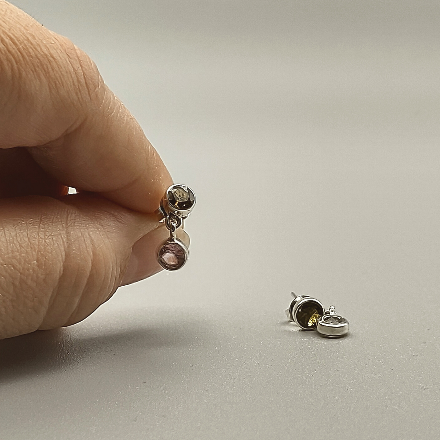 Zweiteilige. zweifarbige Turmalin-Ohrstecker, rund, facettiert, silber