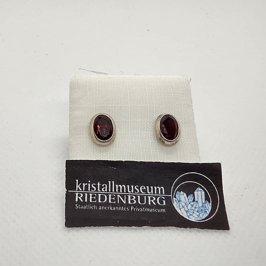 Granat-Ohrstecker mit Silberfassung