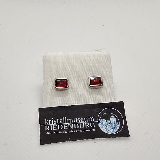 Granat-Ohrstecker mit Silberfassung