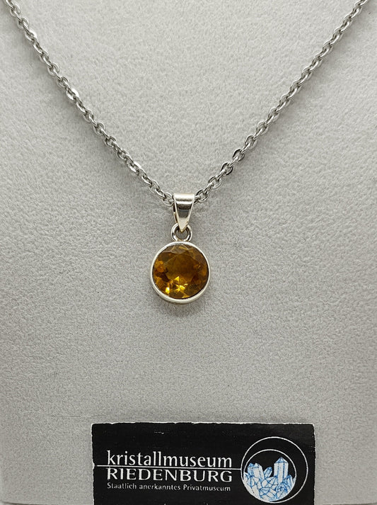 Runder, facettierter, tief gelber Citrin, 1cm, in schlichter Silberfassung.